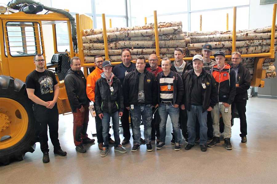 Koneurakointi Koivistot Oy:n työntekijät Ponssen tehtaalla